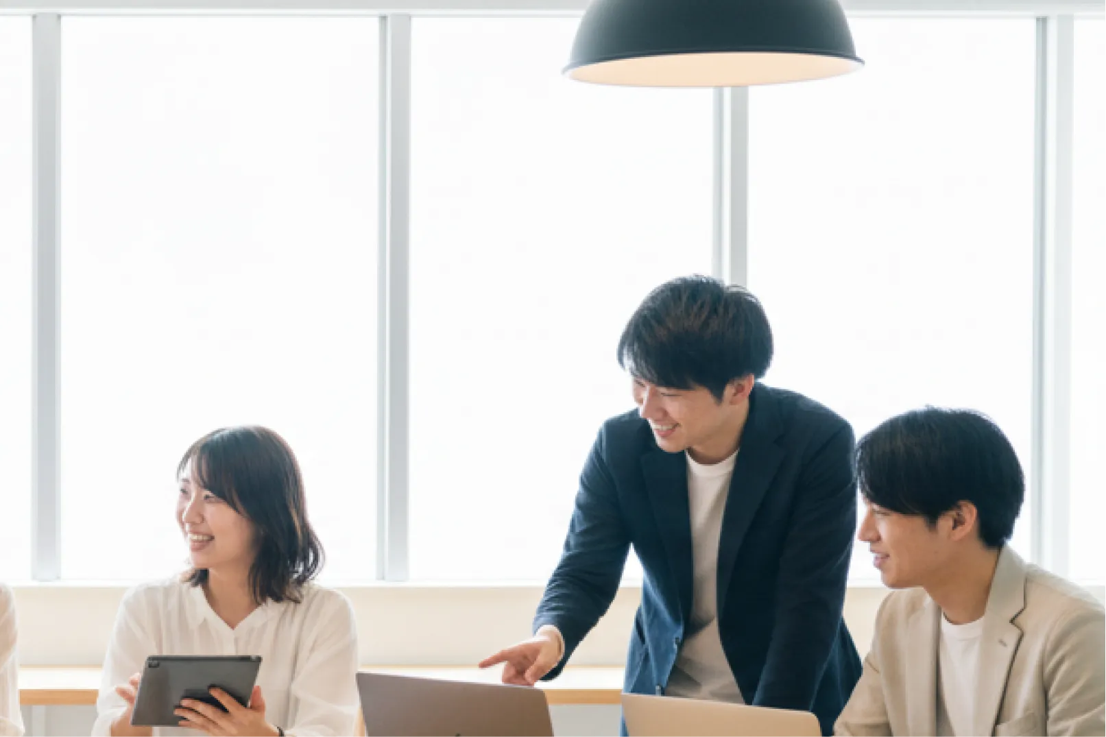 男女の税理士が働いている風景